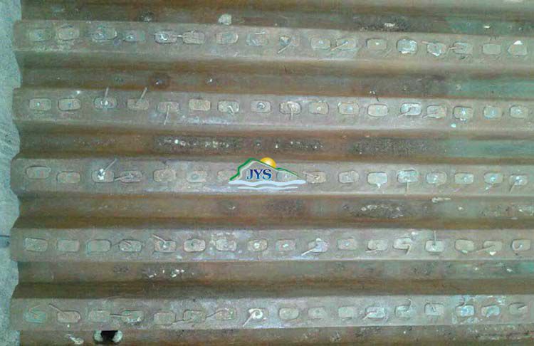 镶嵌硬质合金的高锰钢鄂板