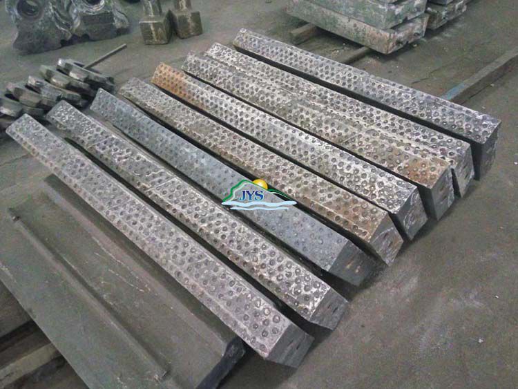 镶嵌硬质合金的高锰钢板锤