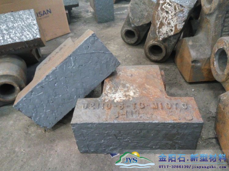 矿山耐磨锤头里面镶嵌的是什么材料?